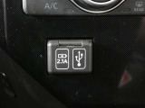 充電用USB端子付き。スマートフォンなどの充電に便利です。