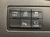 運転席脇のクラスタースイッチ部分にはカメラ切り替えスイッチ、パーキングセンサー、その他走行系スイッチを集中配置しております。