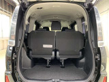 サードシート跳ね上げ式で折りたたみ可能です。キャンプ用品など大きな荷物もばっちり収納可能です!