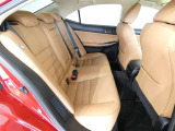 後部座席も当然、綺麗・清潔に仕上げております。内装の綺麗なお車は気持ちが良いですね。
