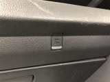 買い物フックには、3kg程度の荷物であれば引っ掛けておくことが可能です。