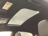 開放感たっぷりのサンルーフ付きです。車内が明るくなり、ドライブの気分も一段と高まります。