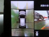 周囲の確認をサポートする360&deg;ビュー。狭い駐車場でも心強い装備です。