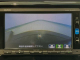 【バックカメラ】運転が苦手な方も車庫入れラクラクです!ギアをリバースに入れれば自動的に切り換わりますので、面倒な操作は不要です♪狭い駐車場もお車を傷つけず安心ですね!