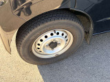 タイヤ残り溝が1.6mmになる目安として「スリップサイン」が設けられています。この車はまだまだ残っておりますので、安心してお乗り頂けます!