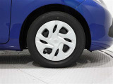 タイヤサイズは(185/65R15)でキャップ付きスチールホイールです。