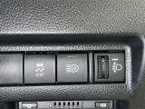 オートマチックハイビームとは、先行車や対向車のライトを認識し、ハイビームとロービームを自動で切り替える機能です。夜道の視界を確保します。詳細は販売店スタッフまでおたずねください。