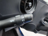 スイッチをオートに設定しておけば、車外の明るさに応じて自動的にヘッドランプを点灯・消灯します。夕暮れ時やトンネルの続く山道などを走行する時に便利なコンライトを装備しています。