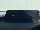 お手元のスマートフォンと接続して頂く事で使用可能な「AppleCarPlay/AndroidAuto」電話の応答は勿論、メッセージの受信やLINE、音楽接続からナビアプリの使用まで幅広く活躍致します。