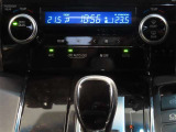 左右独立温度コントロールフルオートエアコンです。運転席、助手席それぞれで独立して温度設定ができます。冷え性の方が乗っても安心ですね♪
