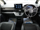 とても握りやすいステアリング!運転手の気持ちがそのまま伝わるかのような反応をしてくれます!小物入れや各ボタンの配置にこだわり、とても使いやすいです !視認性も良好なのでロングドライブもお任せ下さい!