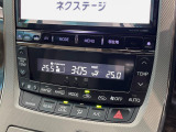 【左右独立型フルオートエアコン】運転席と助手席でそれぞれお好みの温度に設定可能。同乗者にも配慮した、快適な空調をお届け致します。