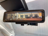 後席の荷物や乗員に遮られないクリアな後方視界を実現。スイッチ一つで通常の鏡面と切替可能です!