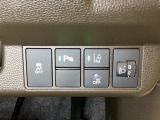ハンドルの右側にはヘットライトリベライザーとHondaセンシング用のメインスイッチがついています。ヘッドライトリベライザーは道路状況や積荷の加重に応じてライトの高さを調節できます。