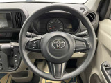 快適な操作性の運転席、ハンドルも綺麗に清掃済みです!もちろん安全を守るエアバッグも装備しているので安心してお乗りいただけます(^^)