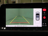 後退時の車両後方を画面に表示。ガイドライン付きで駐車時の安全確認をサポートします。