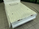 積み下ろしのしやすいデッキにはたっぷりと荷物を積み込んでいただけます。遊びから仕事まで、様々なシーンで頼れます♪