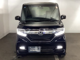 【LEDヘッドライト】が装備されています。夜間走行時や雨の日に明るく安全に前方を照らすことが出来ます。対向車からも見えやすいので相手に接近を知らせることも出来ます。