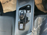 電気自動車およびe-POWER車特有の、軽い操作感なシフトレバー。パーキングブレーキは電磁式です。
