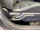 シートハイトアジャスターが付いているので運転姿勢を調整するのに便利ですね。身長に合ったシートポジションは安全運転や疲労軽減にもつながります。