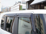【ドアバイザー】雨の日に少しだけ窓を開けたい。そんな時に便利なドアバイザー付です。