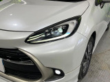 【LEDヘッドライト】悪天候や夜間走行時も良好な視界を確保し安心して運転できる高輝度LEDヘッドライトを装備!点灯速度が早く、消費電力も抑えられています。