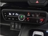 【オートエアコン】温度を設定すれば自動で快適な車内温度を保ちます。エアコン内部の高性能脱臭フィルターで車内のアレルゲンや花粉を除去。