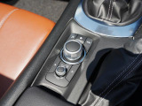 マツダコネクトを操作するコマンダーコントロールです。運転中に自然と手の触れる位置に配置されています。