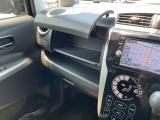 助手席前のダッシュボードに小物スペースがありますので財布や携帯電話を置いたりととても便利です!!