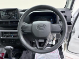 ダイハツのお店では、ダイハツ車を知り尽くしたプロフェッショナルが、専用の診断機器を使って各システムを点検しております。