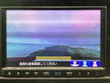 【バックカメラ】運転が苦手な方も車庫入れラクラクです!ギアをリバースに入れれば自動的に切り換わりますので、面倒な操作は不要です♪狭い駐車場もお車を傷つけず安心ですね!