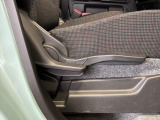 シートハイトアジャスターが付いているので運転姿勢を調整するのに便利ですね。身長に合ったシートポジションは安全運転や疲労軽減にもつながります。