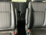 車外に出なくても運転席から3列目シートまで移動が可能です。子育てや荷物が多いときなど利便性が高いです