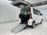 格納してあるスロープを設置し車いすで乗車します