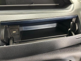 運転席側のインパネアッパーボックスは嬉しい収納!USBソケット付きでスマホの充電もできます!