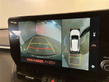 【パノラミックビューモニター】映像で、見づらい車両周辺の確認をアシスト。クルマを真上から見ているような映像を表示。 運転席から確認しにくい車両周囲の状況を把握。