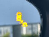 【ブラインドスポットインフォメーション】走行中、ドアミラーの死角になりやすい箇所に後続車が接近するとサイドミラー付近に警告を表示、ドライバーに注意喚起をしてくれます。