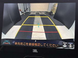 こちらのバックカメラは画面にラインが表示されておりますので、バック持のクルマの進行方向の目安になります。より高いレベルで車庫入れをサポートする、便利な機能ですね。
