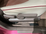 シートハイトアジャスターが付いているので運転姿勢を調整するのに便利ですね。身長に合ったシートポジションは安全運転や疲労軽減にもつながります。