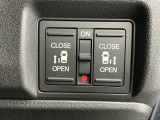 狭い所でも乗り降り楽々な両側電動スライドドアです!簡単にドアの開閉が出来る為女性やお年寄りにも優しく、荷物で手が塞がった時なども大変便利です!