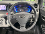 インテリアに合わせたデザインのステアリングは、運転される方のことも考え、運転しやすい形状、大きさです。是非一度、実際に触ってお確かめください。