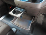 運転席からも助手席からも使いやすい位置に、引き出し式ドリンクホルダーとスマホなどを置けるトレイを配置しています。