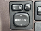 【電動格納ミラー】サイドミラーは電動格納式となっており、狭い駐車場でもキズがつくリスクを抑えられます。
