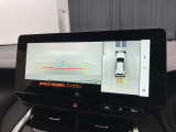 バックカメラの他に上から見下ろしたような画像が見れるアラウンド(全方位)モニター。前後左右を把握できる、すごい機能が装備されています!