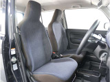 【清潔感のある運転席&助手席】隅々までクリーニングの行き届いた運転席&助手席。目立ったシミや汚れ等もございません。快適なドライブをどうぞ。