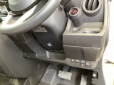 横滑りを防ぐVSAなどのスイッチは、運転席の右側、手の届きやすい位置にあります。