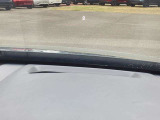 必要な情報を投影するヘッドアップディスプレイ(運転席前のガラス等に車速やナビ情報を投影する機能)。視線移動を抑え、速度やナビのルート案内、安全警告を直感的に確認。長距離運転でも疲れません。