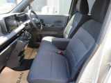 【VDC】運転操作やクルマの速度を検知して、ブレーキやエンジン出力の制御を 自動的に行い、滑りやすい路面やカーブを曲がるときや障害物を回避するときにクルマ の横滑りを軽減し、運転に安心感を与えます。
