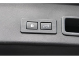 「電動パワーリヤゲート」標準装備、荷物が多くてリヤゲートを手で上げられないような状況でも、スマートキーのリモコンやリヤゲートのタッチスイッチで電動開閉できます