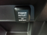 【POWEROUTLET】12V電源ソケットを設置しております。周辺機器の充電にご利用頂けます。